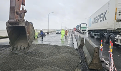 Lực lượng giao thông nỗ lực khắc phục sửa chữa hư hỏng trên Quốc lộ 1A đoạn qua các tỉnh Gia Lai, Đắk Lắk.