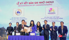 Lãnh đạo Sở VH-TT&DL Đà Nẵng và Quảng Ninh lại lễ ký kết.