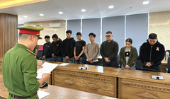 Cơ quan Cảnh sát điều tra tống đạt quyết định khởi tố thêm 10 đối tượng liên quan đến đường dây lừa đảo xuyên biên giới.