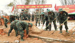 Sáng 1/12, Bộ Tư lệnh Quân khu 5 đã ra quân hỗ trợ xây dựng nhà ở cho các hộ dân bị thiệt hại do mưa lũ tại 3 tỉnh Gia Lai, Đắk Lắk và Khánh Hòa.