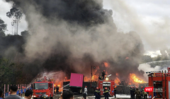 Lực lượng cảnh sát PCCC nỗ lực dập lửa.