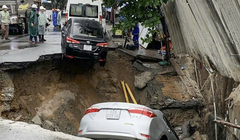 Hố tử thần cuốn theo 2 ô tô xuống dưới.