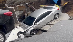 Hố tử thần bất ngờ xuất hiện bên hông công trình dự án Capital Square Đà Nẵng đã nuốt chửng 2 ô tô.