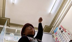 Bà Phan Thị Lụa, người dân ở đối diện hố tử thần lo lắng chỉ vết nứt trên trần nhà.