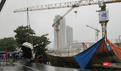 Lực lượng cứu hộ cẩu kéo ô tô bị hố tử thần nuốt chửng.