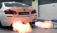 BMW M5 khạc lửa (ảnh: bmwblog)