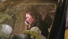 Bà Nguyễn Thị Nga ngồi trong xe ngay sau khi tai nạn vừa xảy ra.