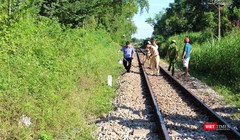 Công an huyện Vạn Ninh đang tiến hành khám nghiệm hiện trường và truy bắt đối tượng.