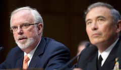 Ông David Shear, cựu Trợ lý Bộ trưởng Quốc phòng, nguyên Đại sứ Hoa Kỳ tại Việt Nam (bên trái). Ảnh: AP.