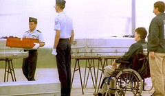 Một buổi lễ hồi hương hài cốt lính Mỹ tháng 2/1995 tại sân bay Nội Bài (Ảnh: Hoàng Đình Nam/ AFP)