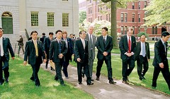 Thủ tướng Phan Văn Khải thăm Đại học Harvard nhân chuyến công du lịch sử đến Hoa Kỳ năm 2005. Đi bên trái Thủ tướng Phan Văn Khải là ông Thomas Vallely, Giám đốc Chương trình Việt Nam tại Harvard, ông Nguyễn Xuân Thành và Ben Wilkinson (cà vạt đỏ)