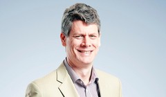 Tiến sĩ Jonathan Pincus là một chuyên gia kinh tế kì cựu, từng đảm nhận vai trò chuyên gia kinh tế cao cấp tại nhiều tổ chức quốc tế. 