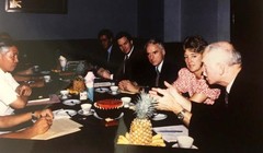 Phó Chủ tịch Hội đồng Bộ trưởng Nguyễn Cơ Thạch tiếp GS Thomas Vallely và đoàn học giả Harvard trong chuyến thăm năm 1989. Ảnh: NVCC