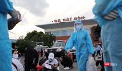 Đêm 24/7/2021, tỉnh Hà Tĩnh tổ chức chuyến tàu đầu tiên đón 788 công dân từ TP.HCM trở về quê nhà, góp phần giảm tải cùng TP.HCM chống dịch. Ảnh: GVT. 