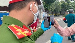 Nhiều người dân đã rút kinh nghiệm nên chủ động quét QR, đăng ký di biến động rồi sao lưu vào điện thoại trước khi rời nhà, tới chốt chặn thì đưa máy ra để lực lượng chức năng quét kiểm tra.