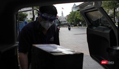 Bùi Văn Nghĩa tự nguyện làm một "shipper bất đắc dĩ" nhiều tháng nay khi Sài Gòn lâm trọng bệnh vì dịch COVID-19. Ảnh: GVT. 