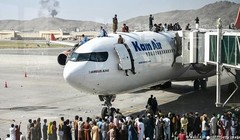 Cảnh hỗn loạn tại sân bay khi Kabul thất thủ (Ảnh: DW)