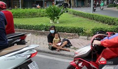 Những tấm vé số cuối cùng được bán ở vỉa hè trước khi TP.HCM giãn cách xã hội hồi tháng 6/2021