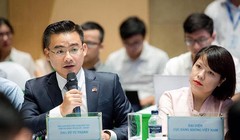 Ông Vũ Tú Thành (Phó Giám đốc khu vực, Hội đồng Kinh doanh Mỹ - ASEAN), bên trái. Ảnh nhân vật cung cấp.