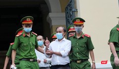 Bị cáo Lê Tấn Hùng được dẫn giải về trại giam sau phiên sơ thẩm chiều 18/12/2021. Ảnh: GVT.