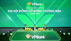Ông Ngô Chí Dũng - Chủ tịch HĐQT VPBank (giữa). Ảnh: VPBank