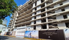 Bảng tên Masterise Homes xuất hiện trở lại trên hàng rào bao quanh dự án. Ảnh: KC