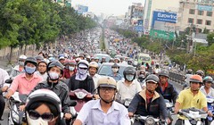 Xe máy lưu thông dày đặc tại TP.HCM - Ảnh: Hữu Khoa