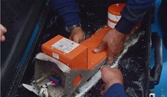 Phần đầu tiên của hộp đen máy bay AirAsia được tìm thấy ngày 12/1 - Ảnh: AP.