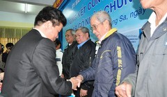 Ông Võ Công Chánh tặng quà cho các nhân chứng Hoàng Sa chiều 19-1-2015 - Ảnh: Tấn Vũ