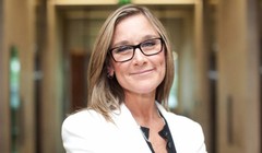 Bà Angela Ahrendts vừa đầu quân cho Apples đã hưởng lương "khủng" - Ảnh: Reuters