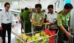 Đoàn liên ngành kiểm tra các gói bột nêm Knorr tại Công ty TNHH Quốc tế Chutex 