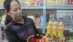 Lốc nước trên tay bà Dung cầm có 1 chai ngoài cùng có mực nước ít hơn các chai còn lại.