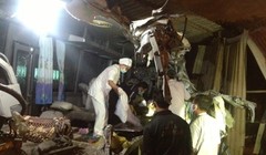 Nhân viên y tế cứu hộ người gặp nạn