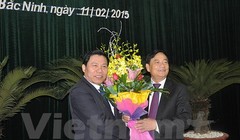 Ông Trần Văn Túy, Ủy viên trung ương Đảng, Phó Trưởng ban Tổ chức TW tặng hoa chúc mừng ông Nguyễn Nhân Chiến, Phó Bí thư tỉnh ủy, Chủ tịch UBND tỉnh Bắc Ninh trúng cử chức vụ Bí thư tỉnh ủy Bắc Ninh nhiệm kỳ 2010-2015.