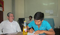 Ông Nguyễn Văn Lợi hướng dẫn anh Định (phải) làm thủ tục khiếu nại - Ảnh: Hoài Thương