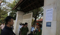 Người dân kéo đến nhà ông Thanh chia buồn