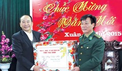 Ông Phạm Văn Sinh, Chủ tịch UBND tỉnh chúc Tết cán bộ, chiến sỹ Bộ Chỉ huy Bộ đội Biên phòng tỉnh. (Nguồn: thaibinh)