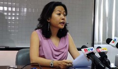 Bà Trần Uyên Phương - phó tổng giám đốc Công ty Tân Hiệp Phát - trả lời báo chí