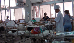 Bác sĩ của bệnh viện Chợ Rẫy chăm sóc y tế cho một bệnh nhân nhập viện vì tai nạn giao thông.