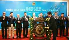 Thủ tướng Nguyễn Tấn Dũng đánh tiếng cồng khai trương phiên giao dịch đầu Xuân tại HNX.