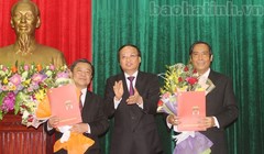 Đồng chí Nguyễn Thanh Bình (bên phải) và đồng chí Võ Kim Cự (bên trái) nhận quyết định của Bộ Chính trị.