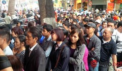 Rồng rắn xếp hàngmua vàng tại phố vàng Trần Nhân Tông sáng 28/2