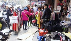Cảnh buôn bán hết sức nhếch nhác tại nhiều tuyến phố văn minh thương mại như Hàng Đào - Đồng Xuân. Ảnh: MT