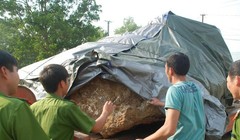 Tảng đá đang được tạm giữ tại Công an tỉnh Đắk Nông