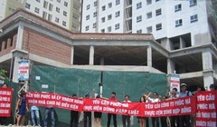 Khách hàng mua nhà tại dự án Nam Xa La (Hà Đông) nhiều lần tổ chức biểu tình tại công trường dự án.