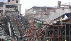 Hiện trường vụ sập giàn giáo tại công trường đường sắt đô thị Cát Linh-Hà Đông. (Ảnh: Sơn Bách-Việt Phương/Vietnam+)