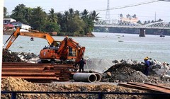 Việc lấp sông đã bị tạm dừng