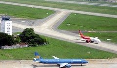 Nhiều thời điểm máy bay phải xếp hàng chờ cất cánh tại sân bay Nội Bài.