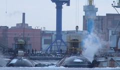 Tàu ngầm HQ-186 Khánh Hoà (bên phải) đang được khẩn trương hoàn thiện các công đoạn cuối ở vùng nước trước Nhà máy đóng tàu Admiralty, tháng 1.2015. Ngày 1.4.2015 tàu đã ra biển thử nghiệm cấp nhà máy - Ảnh: airbase (Nga)