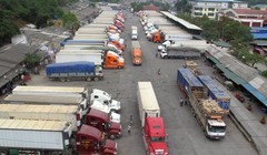 Xe chở nông sản đậu chật kín trong kho bãi của cửa khẩu Tân Thanh 